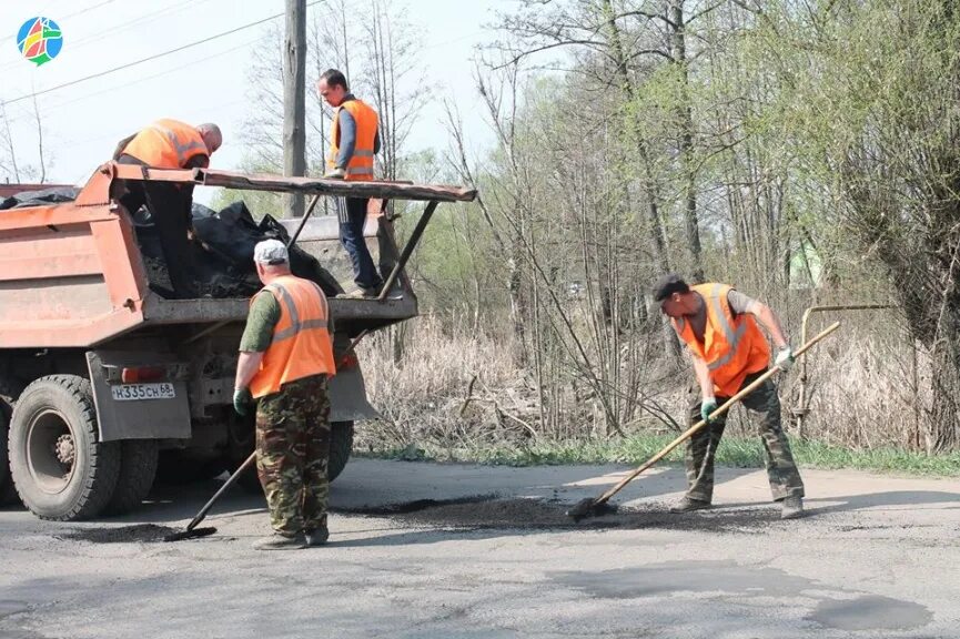 Моршанск дороги. Работы по ремонту дорог. Коммунаьщики ремонтирую дороги. Ремонт дорожного полотна.