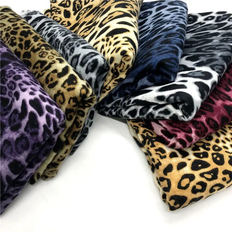 Платок леопард. Леопардовый шарф. Платки с леопардовым принтом. Шарф с животным принтом. Леопардовый палантин.