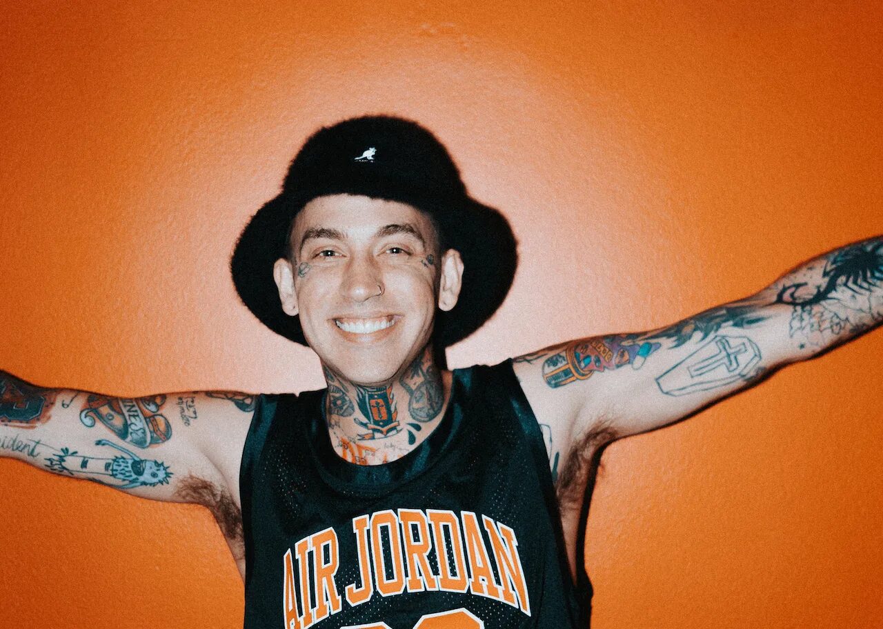 Блэк беар певец. In loving memory blackbear. The black bear. Blackbear прическа. Blackbear мерч.