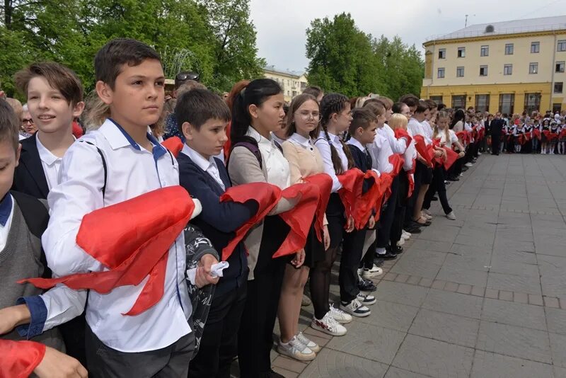 Видео 15 школы. Школьная Пионерская линейка. Дети на линейке в красных галстуках обычных. Школа 15 Новосибирск. Дом школьников и пионеров Кувандык.