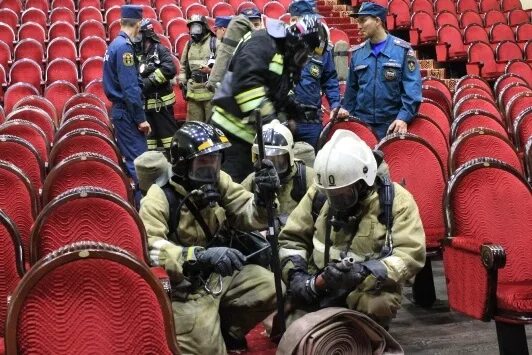 Тушение пожара в крокусе. Пожарный в театре. Пожары в культурно зрелищных учреждениях. Пожаротушение театра. Тушение пожаров в культурно-зрелищных учреждениях.