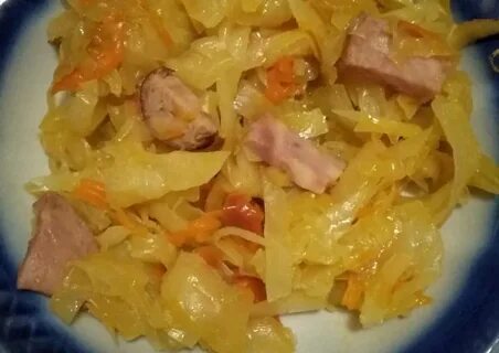 Бигус с колбасой и свежей капустой