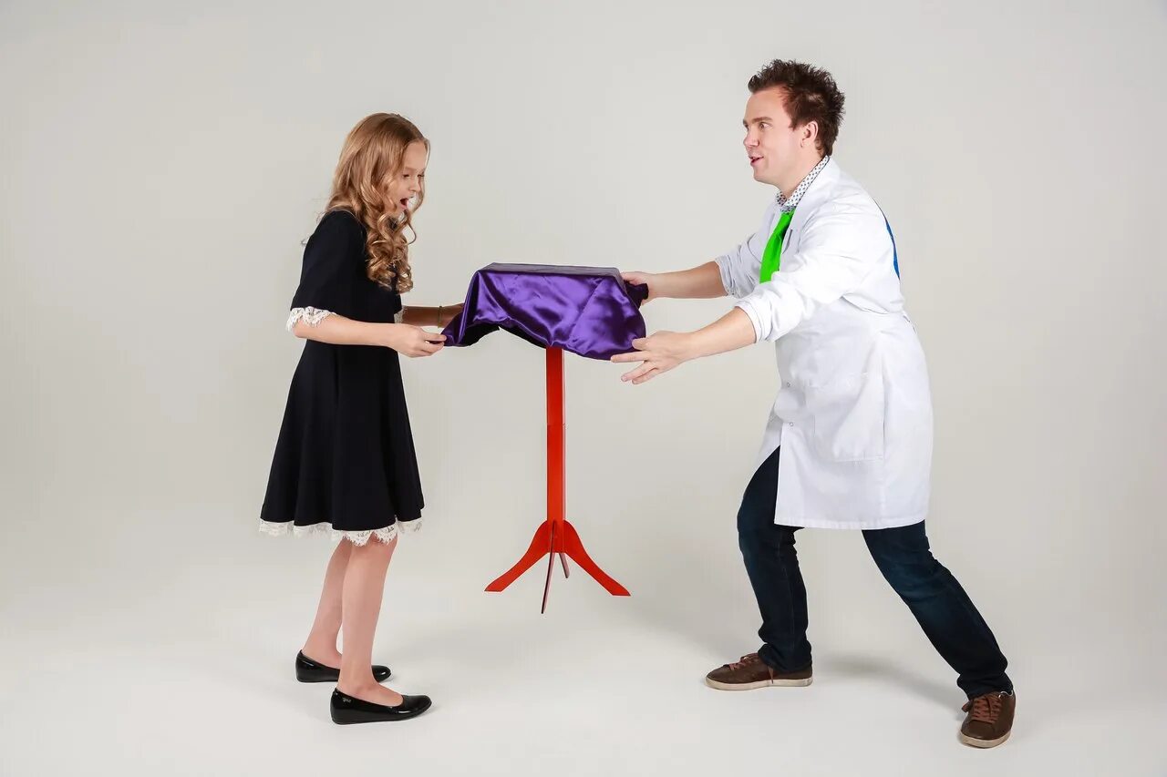 Фокус летающий. Левитирующий монах секрет. Фокус с летающим столом разоблачение. Секрет фокуса с летающей тростью. Фокус летающий.