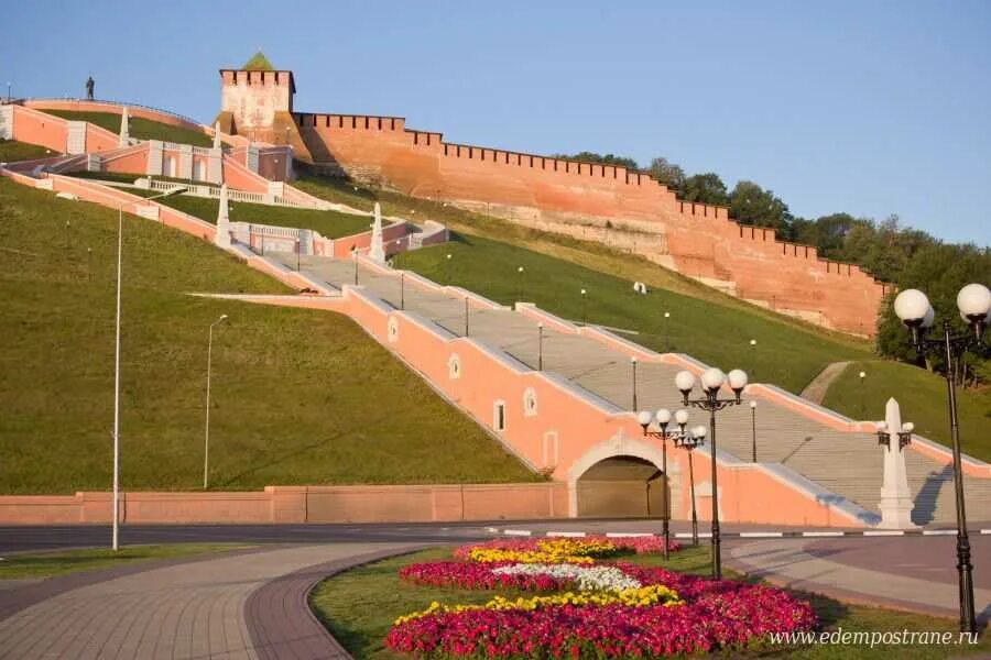 Чкаловская лестница в нижнем новгороде сколько ступеней. Нижегородский Кремль Чкаловская лестница. Чкаловская лестница Нижний Новгород. Чкаловская лестница Нижний Новгород памятник. Нижний Новгород Кремль лестница Чкалова.