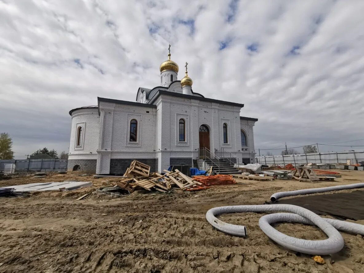 Храм благодатное небо. Храм благодатное небо хабаровск. храм благодатное небо хабаровск настоятель. липецк военный городок храм иконы благодатное небо. церковь в аэропорту хабаровска.