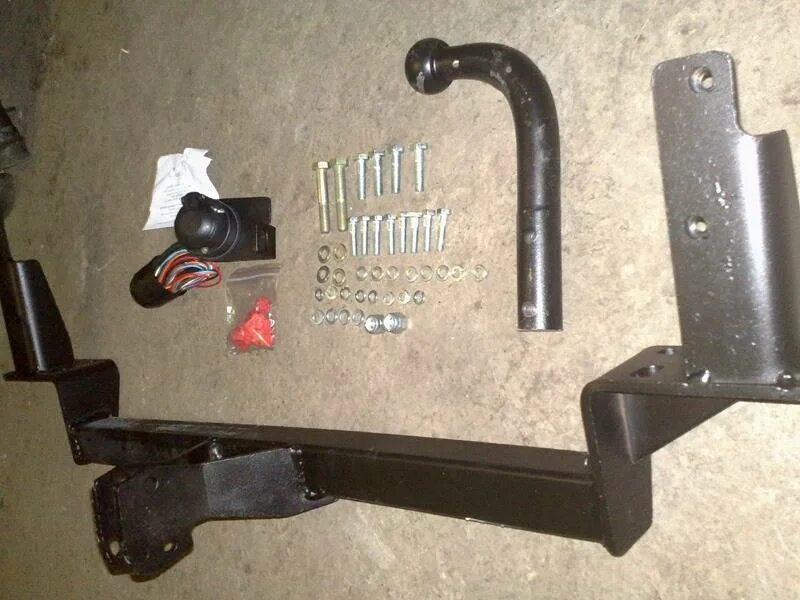 Как поставить фаркоп. Фаркоп ваз 2121 21213. Крепление фаркопа на ниву 2121. Фаркоп на ниву шевроле 2004 года. Крепление фаркопа ваз 2114.