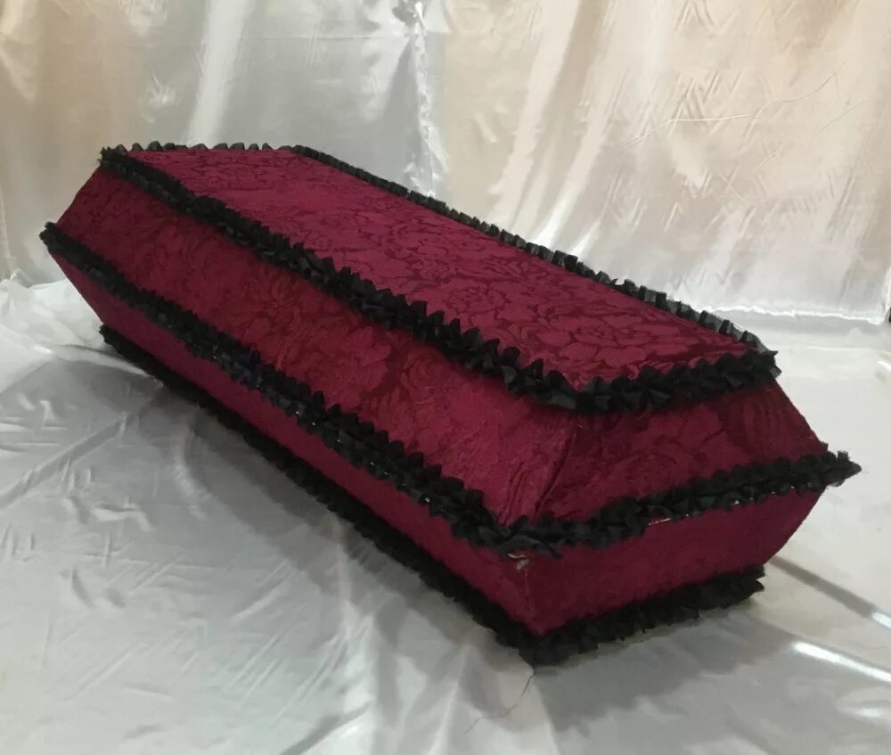 Гроб в квартире стоит. Гроб. Черный гроб. Гроб тканевый. Гроб в квартире стоит.