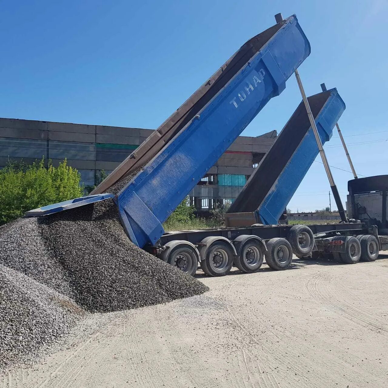 Тонар щебня. Тонар самосвал с щебнем. Тонар 40 тонн. Выгрузка 6520 щебня. Выгружающийся тонар (самосвальный полуприцеп).
