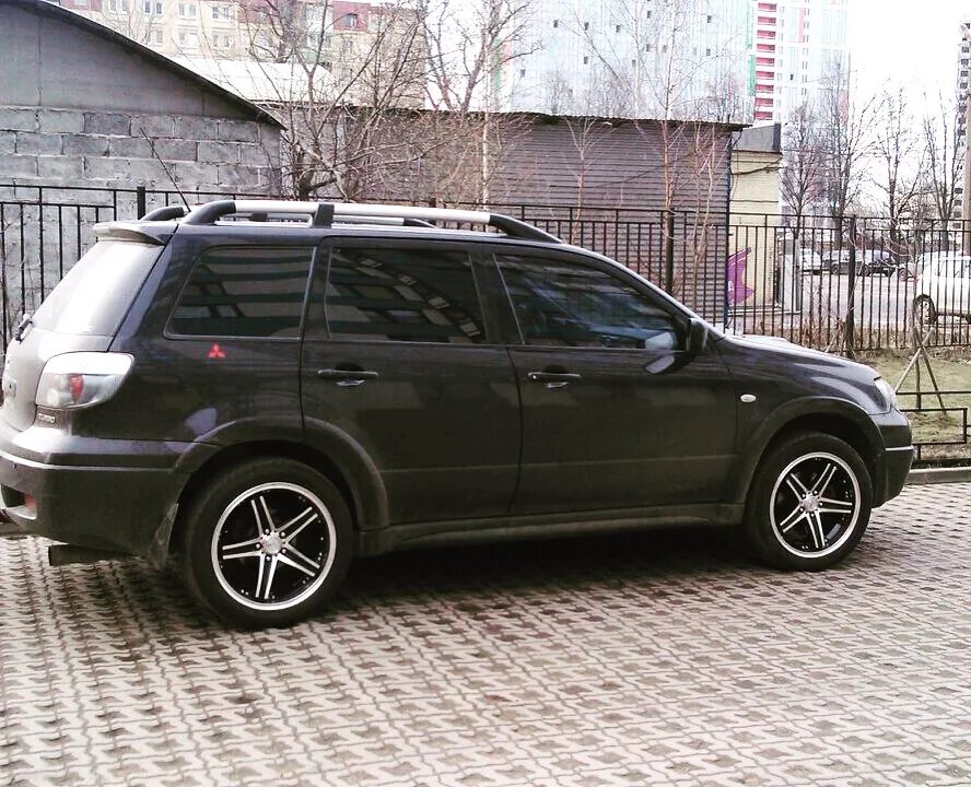 Аутлендер 1 r20. Mitsubishi outlander 2005. Mitsubishi outlander 1 2005. Митсубиси аутлендер 1 поколения на r19. Диски митсубиси аутлендер 1.