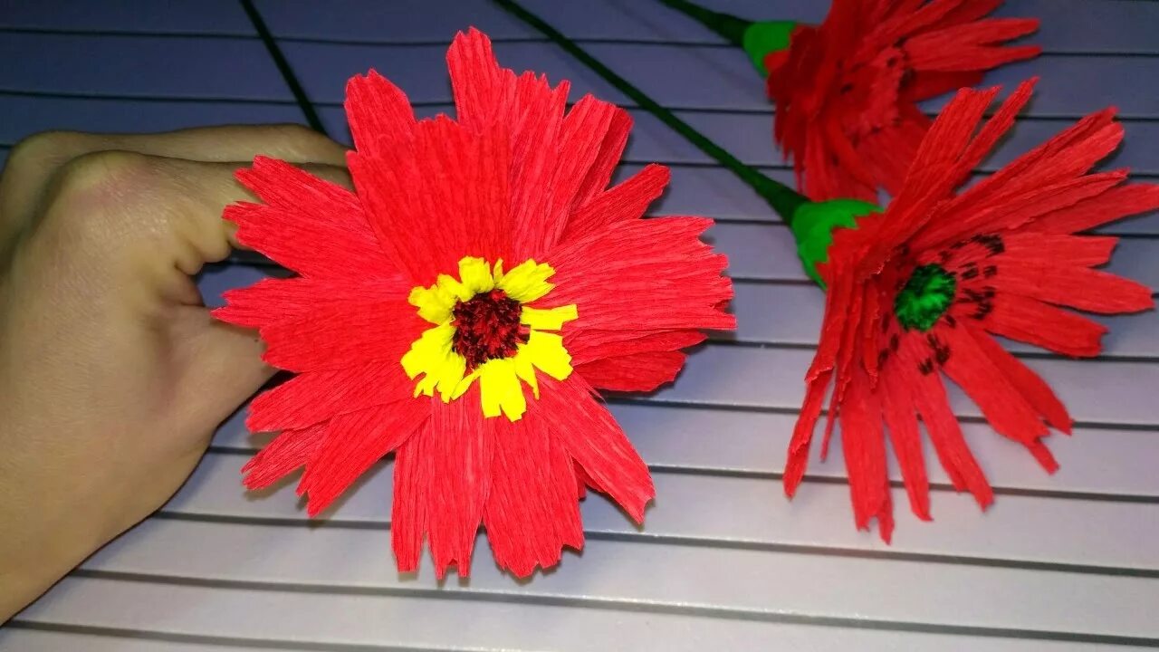 Маме из гофрированной бумаги. Поделки из гофрированной бумаги. Объемные цветы из гофрированной бумаги. Поделки из гофрированной бумаги. Маме из гофрированной бумаги.