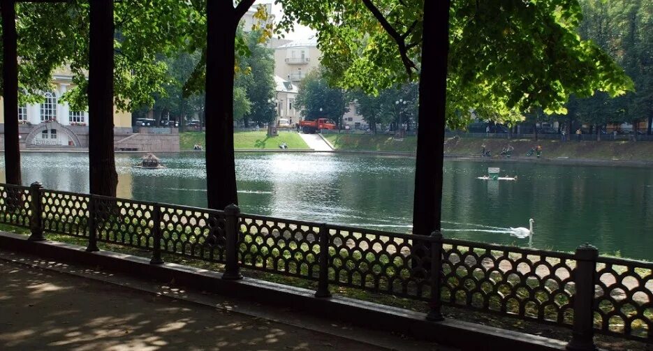 Патриаршие пруды маркса. Патриаршие пруды 1990 годы. Сквер патриаршие пруды. Жк патриаршие пруды москва. Парк патриаршие пруды летом.