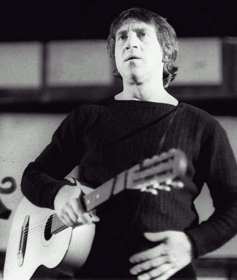 Владимир семёнович высоцский. Высоцкие. Высоцкие. Высоцкий владимир семенович с гитарой. Владимир высоцкий.