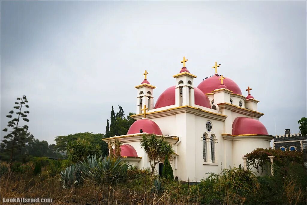 Купола храма василия блаженного. Храм двенадцати апостолов в израиле. Купола храма василия блаженного. Монастырь святых апостолов (капернаум). Голубой храм с розовыми куполами.
