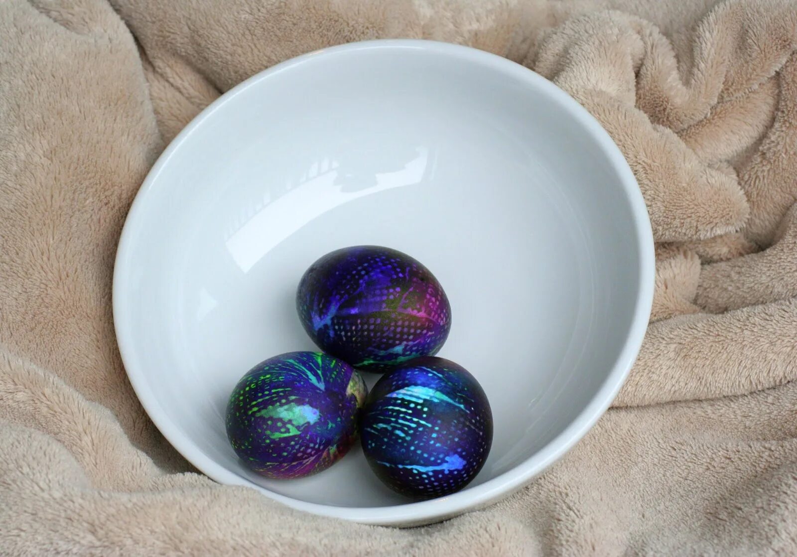 Можно красить яйца красками. Покрасить яйца на Пасху. Крашеные пасхальные яйца. Окрашивание яиц пищевыми красителями. Окрашивание яиц на Пасху.