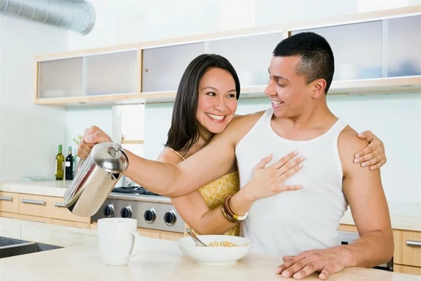 Включи муж и жена. Идеальная жена и муж. Ухаживание за женой на кухне. Идеальная жена.