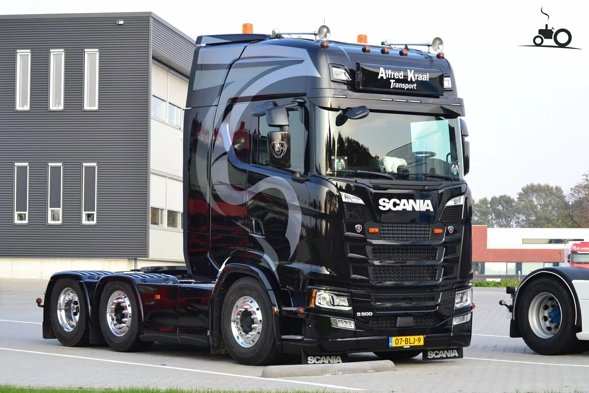 Scania s500 6x4. Седельный тягач Скания. Скания тягач с 500. Скания s500 черная. Седельные тягачи 6 4 купить