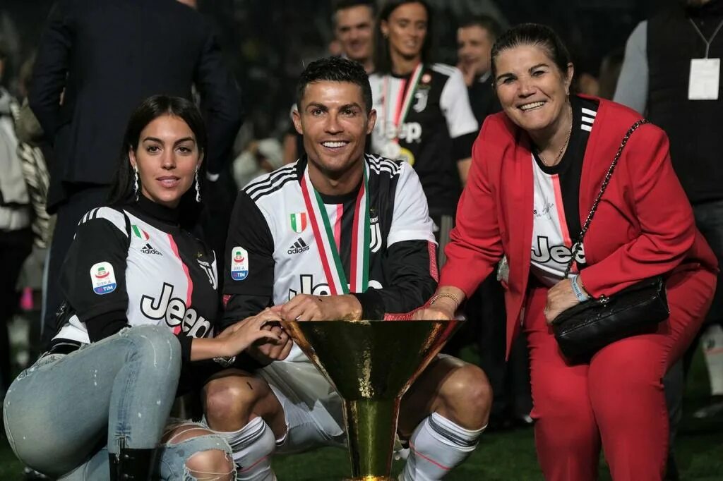 Криштиану роналду с женой. Жена роналду джорджина родригес. cristiano ronaldo жена. мать криштиану роналду. джорджина родригес и мама роналду.