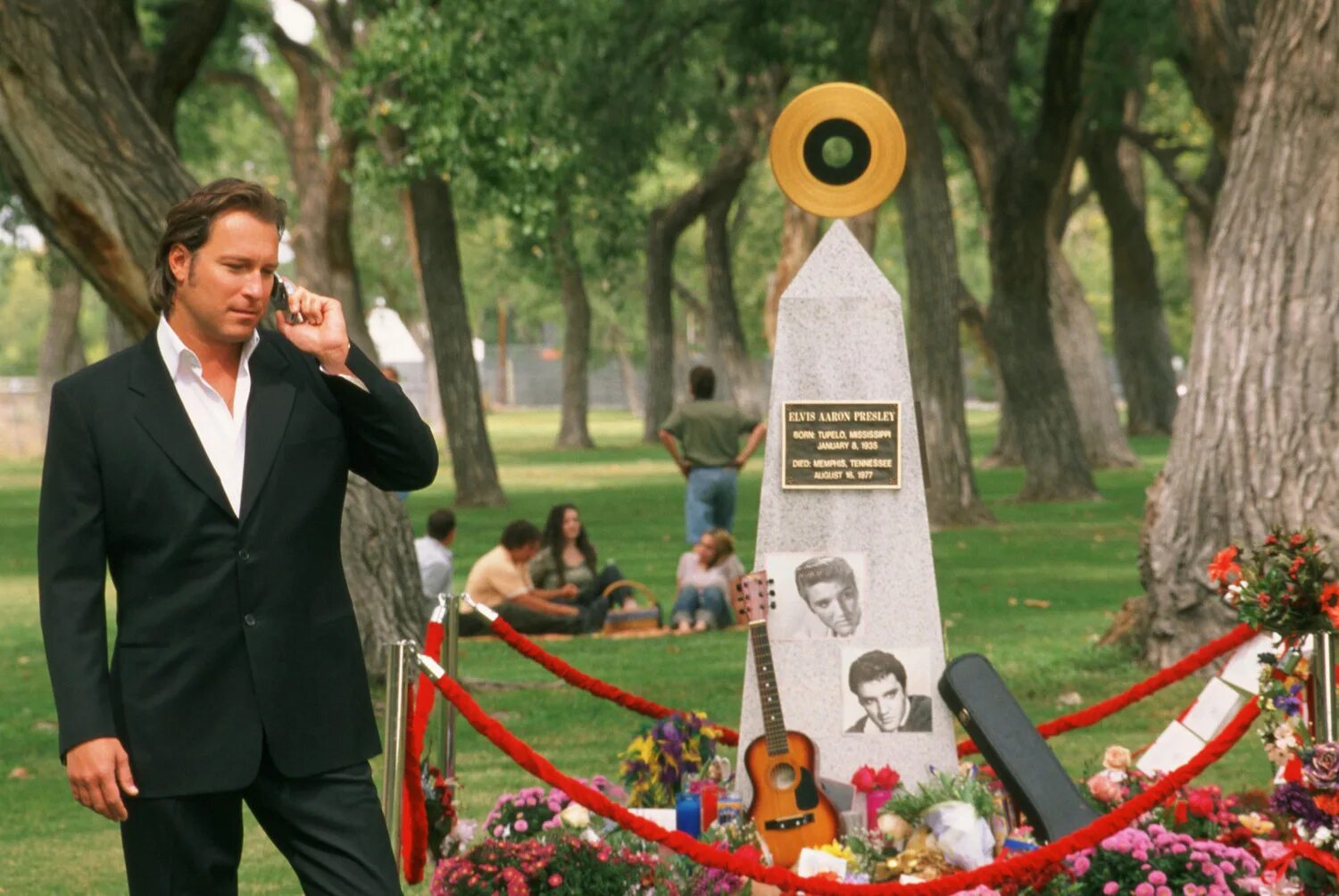 Elvis leave the building. элвис покинул здание (dvd). элвис покинул здание. Elvis has left the building 2004. элвис покинул здание (elvis has left the building) 2004.