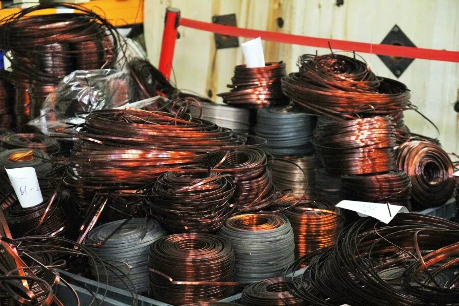 Разноцветные провода. Лом медного кабеля (силовой в изоляции). Лом алюминиевого кабеля (силовой в изоляции). Куча проводов. Приобретен автомобиль проводки.