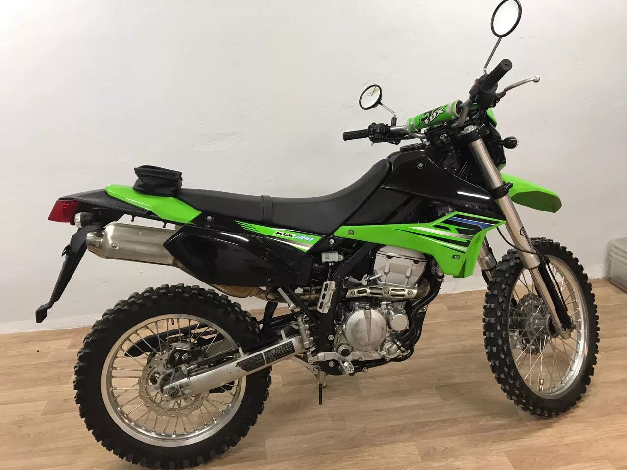 Купить горный мотоцикл. Мотоцикл Kawasaki KLX 250. Горный мотоцикл Кавасаки 250. Горный мотоцикл Кавасаки старый. Kawasaki KLX 250 фото.