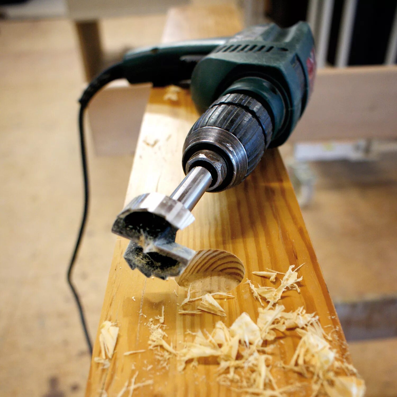 Просверлить дерево. Сверло для дерева. Просверлить дерево. Сверление по дереву. Сверло для сверловки отверстий в дереве.