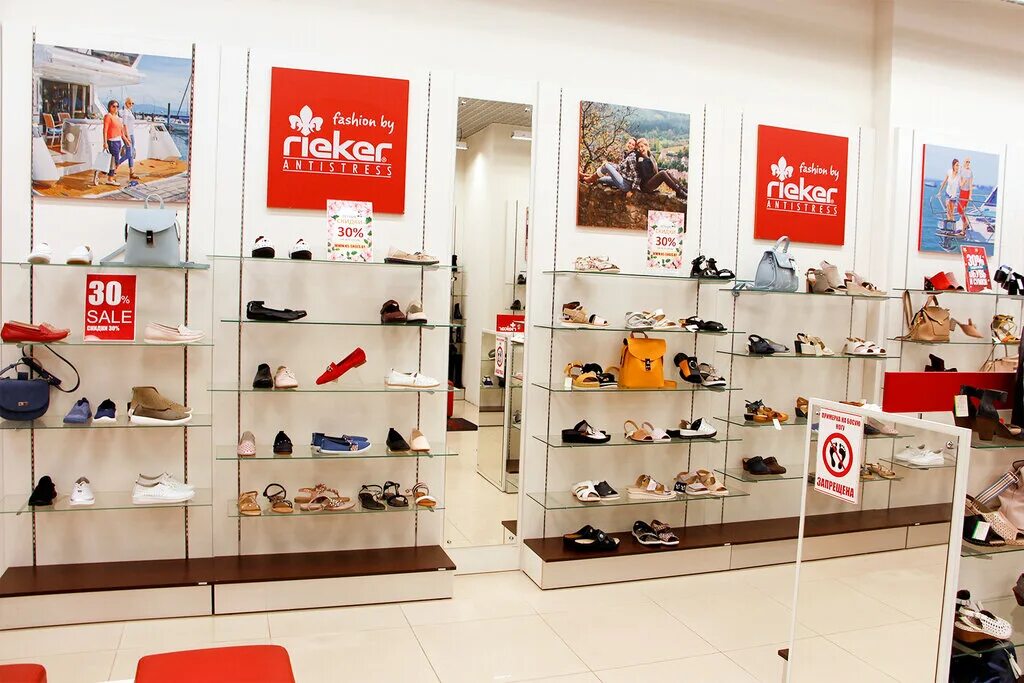 фирменные магазины обуви в москве. фирменные магазины обуви в москве. магазин обуви. витрина кроссовок.