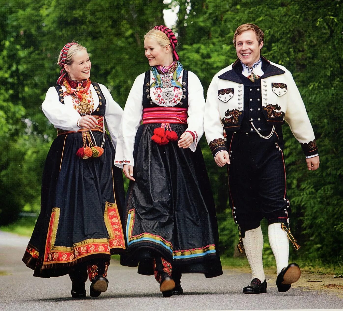 Этнический эстонец. Норвежский национальный костюм-binad. Бюнад традиционная одежда Норвегии. Бюнад костюм норвежский. Бюнад Осло.