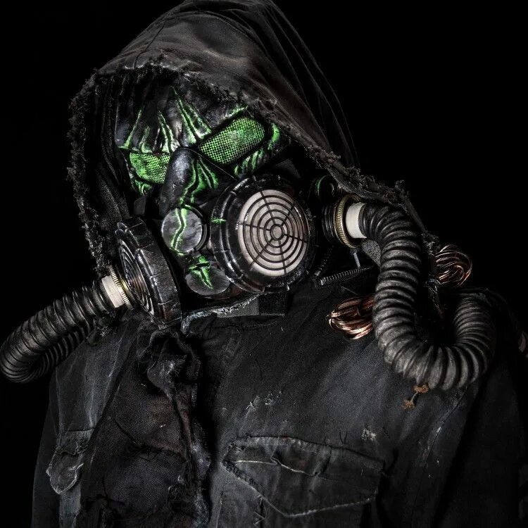 Stalker темный сталкер. Chernobylite black stalker. chernobylite чёрный сталкер. chernobylite сталкеры. chernobylite противогаз.