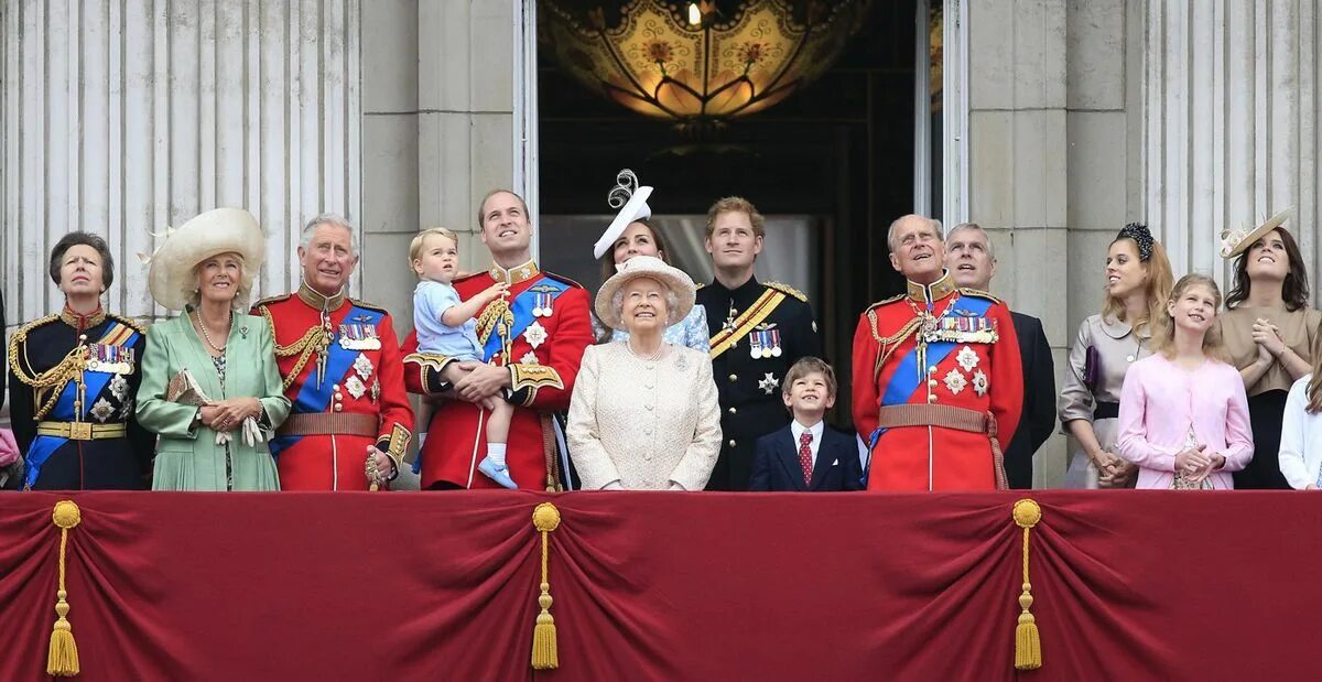 Royal family members. Королевская семья великобритании. британская королевская семья в полном составе. buckingham palace royal family. британская королевская семья презентация.