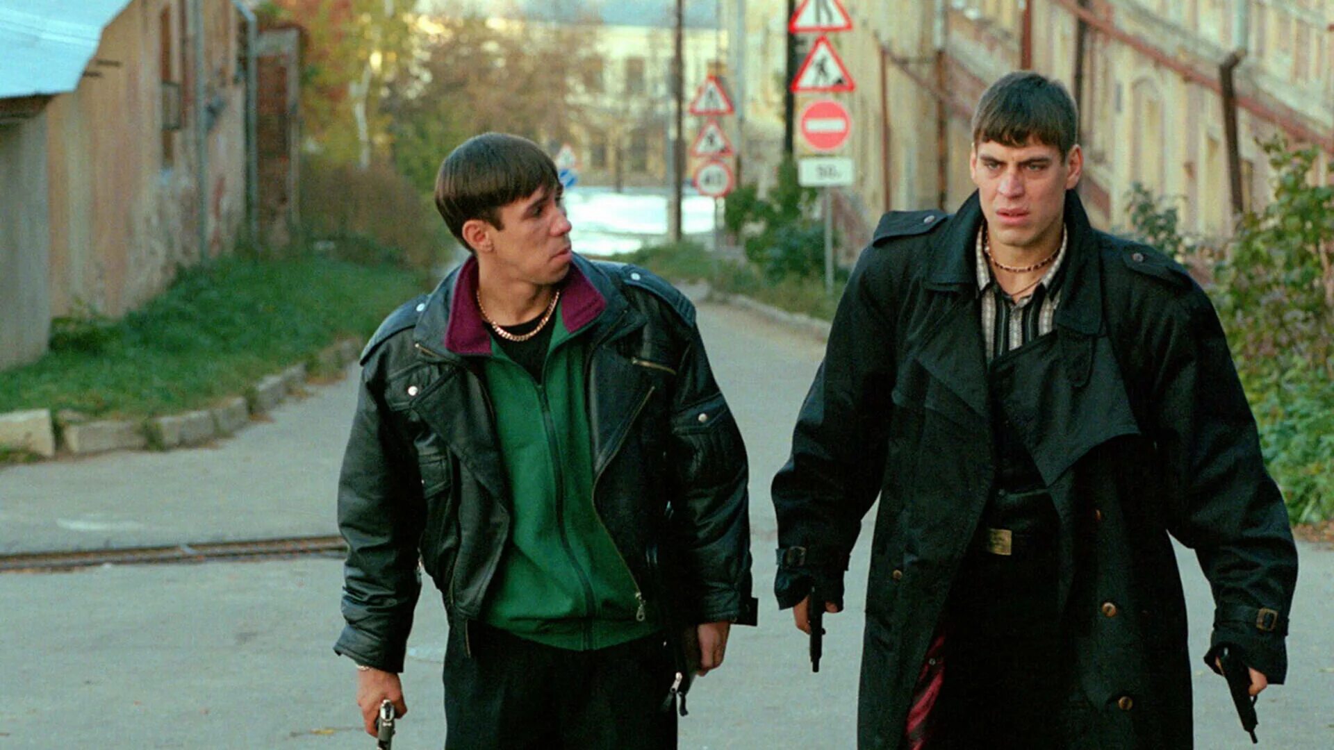 Дмитрий дюжев жмурки. Бандиты из 90-х. Бандитский стиль одежды. Жёны бандитов 90-х эстетика. 90е бандиты в кожанках мода.