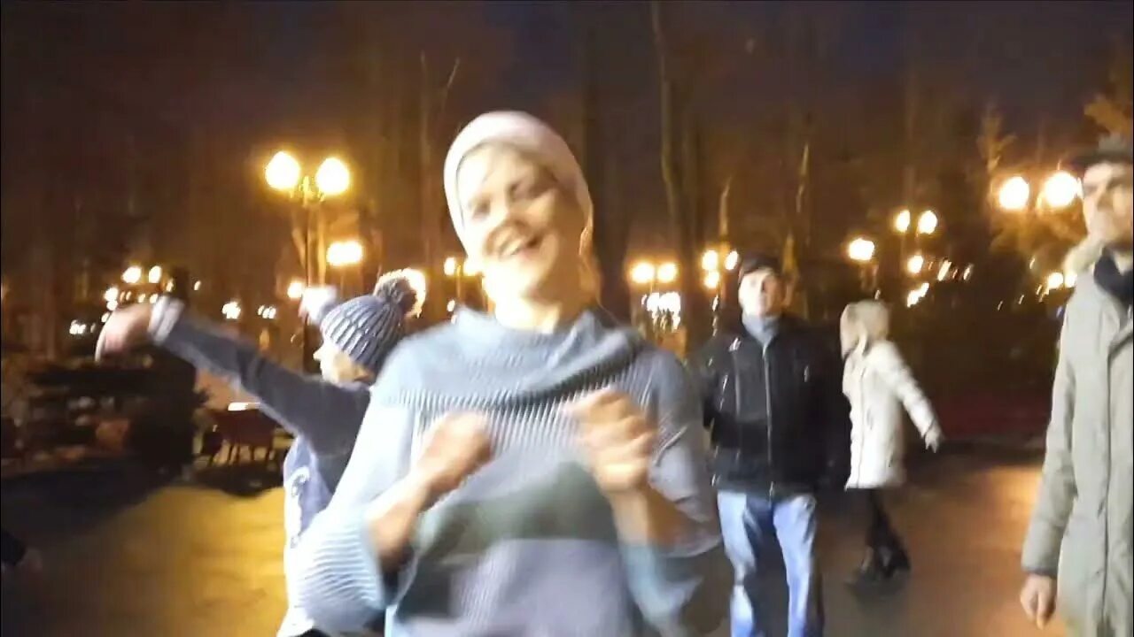 Голубой вагон караоке. Качается вагон стучат колеса глухо. Дзен зажигательные танцы в харькове парк горького. Качается вагон стучат колеса глухо. Вокал д.