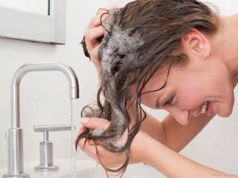 Правильное мытье головы. Мытье головы. Моет голову шампунем. Сальные волосы. Уход за кожей головы и волосами.
