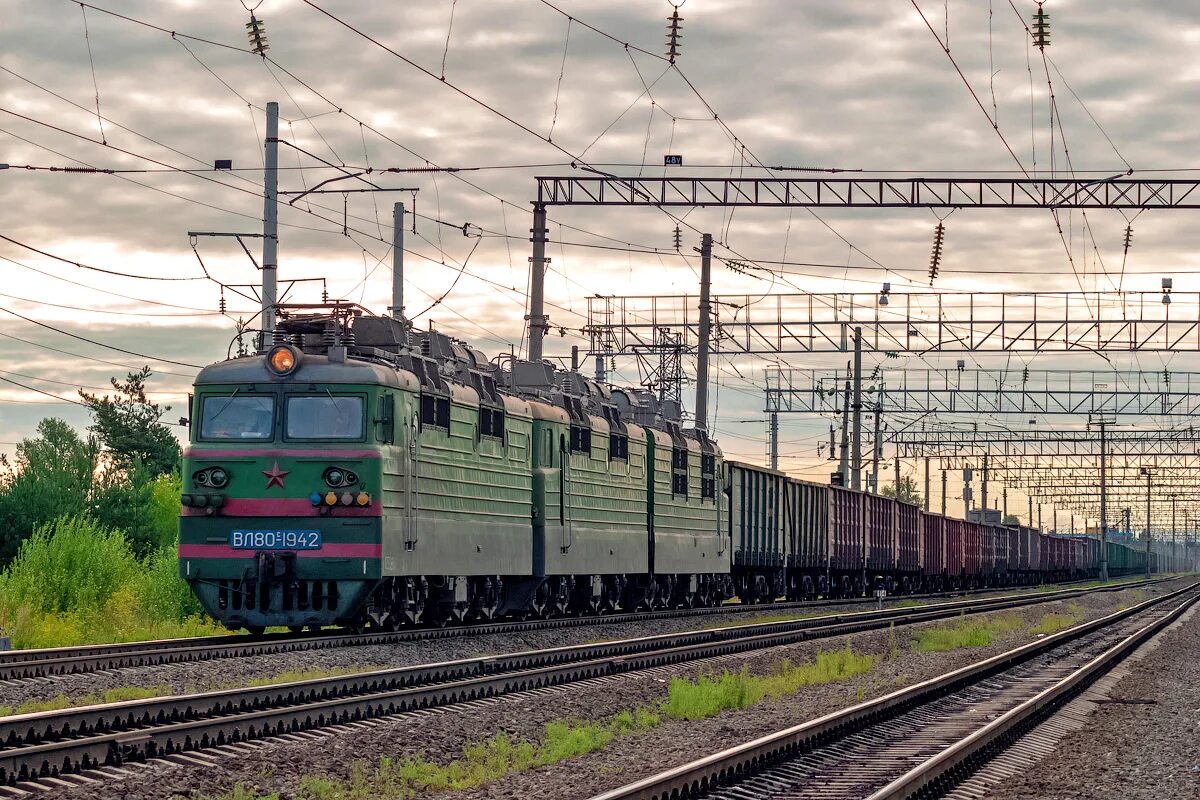 Электровоз вл80р. Поезд вл80. Вл80с. Вл80 электровоз. Вл80с Мурманск.