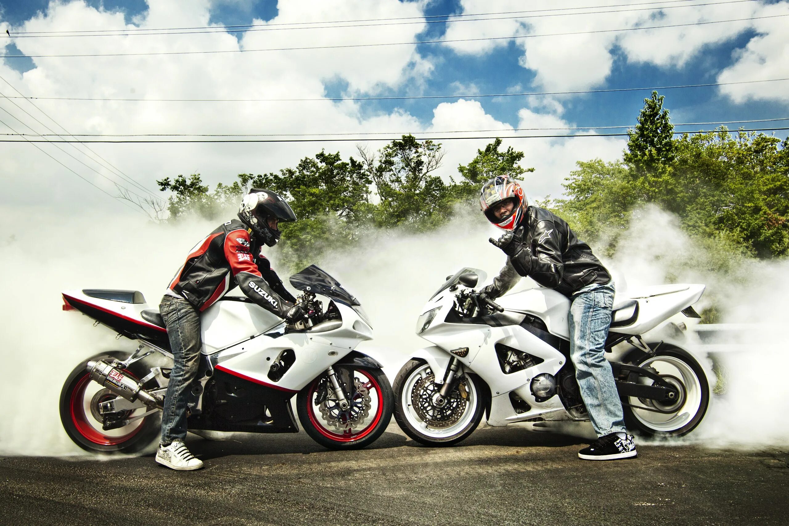 друзья на мотоциклах. человек на мотоцикле. байкер на дороге. мотоциклисты здороваются. друзья на мотоциклах.