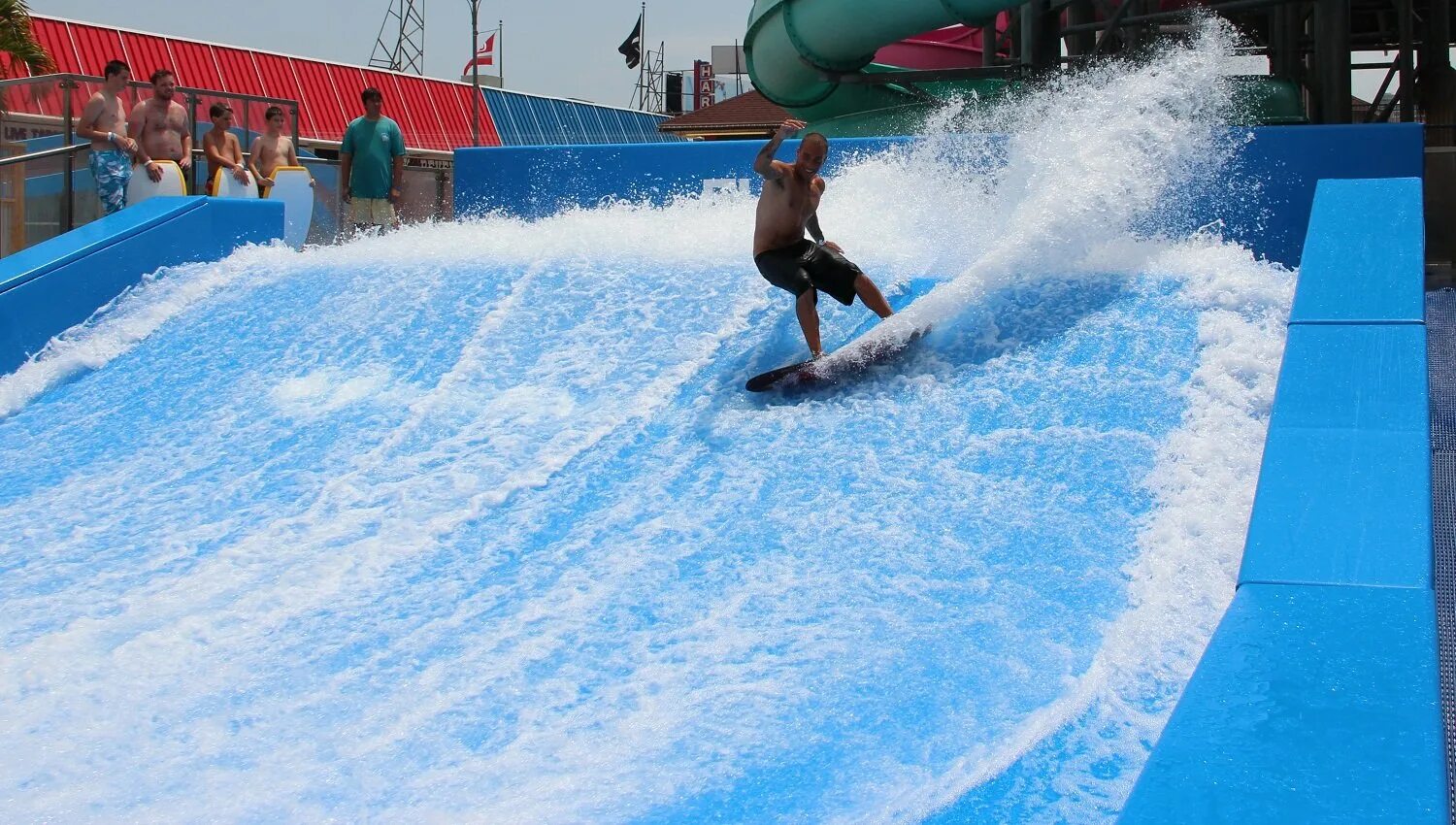 Искусственная волна для серфинга. Тренажер «искусственная волна». Волна Flowrider. Тренажер для серфинга искусственная волна.