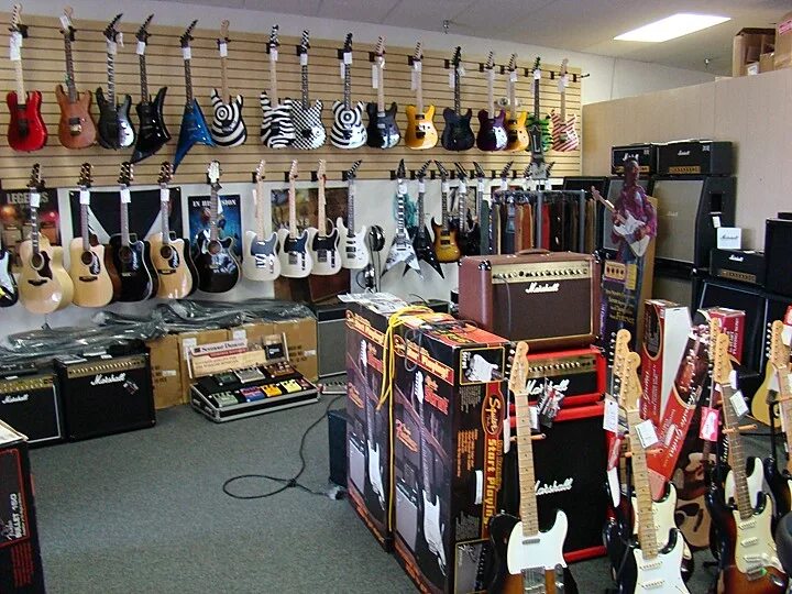 Куплю гитару адреса магазинов. Магазин музыкальных инструментов. Гитары музыкальные магазины. Гитарный магазин. Магазин электрогитар.