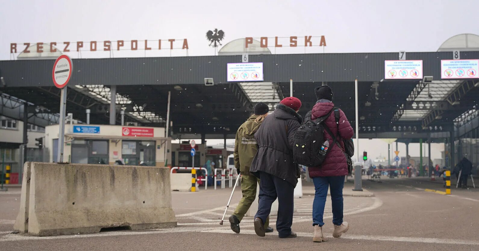 Отмена польши. Границы польши. беженцы из украины в польше. беженцы на границе польши. пересечение границы.