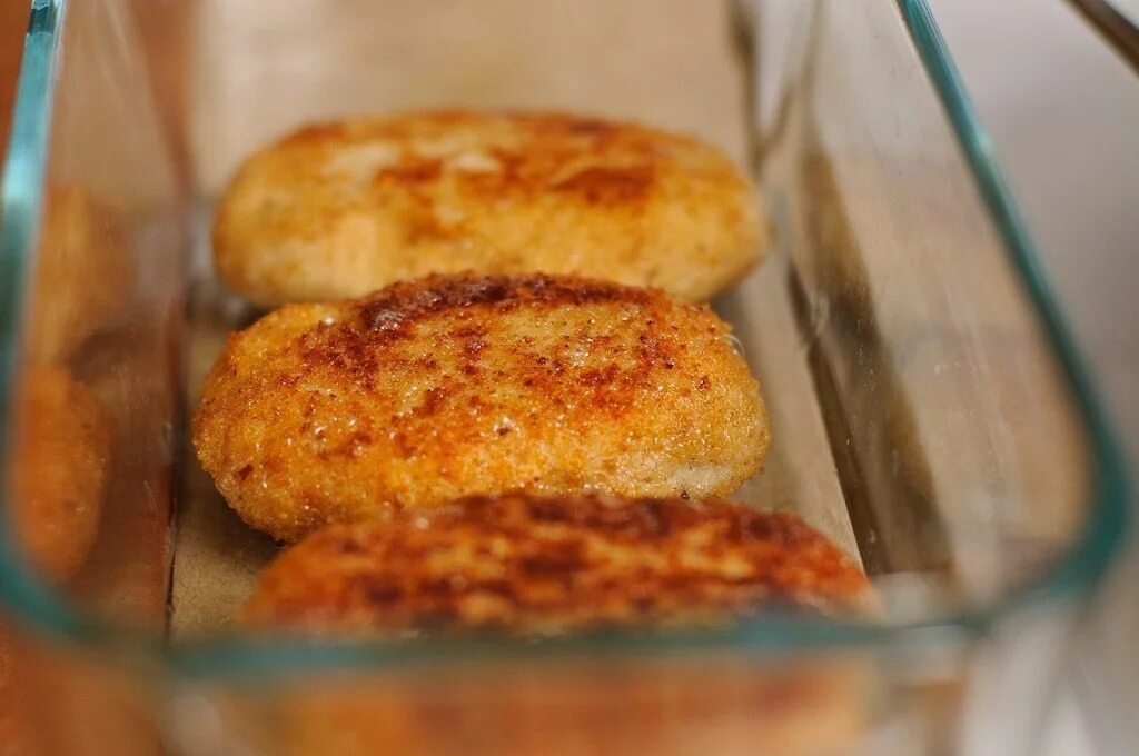 Котлетки с сыром в духовке. Куриные котлеты в духовке. куриные биточки с сыром в духовке. котлеты в панировке в духовке. куриные котлеты в панировке.
