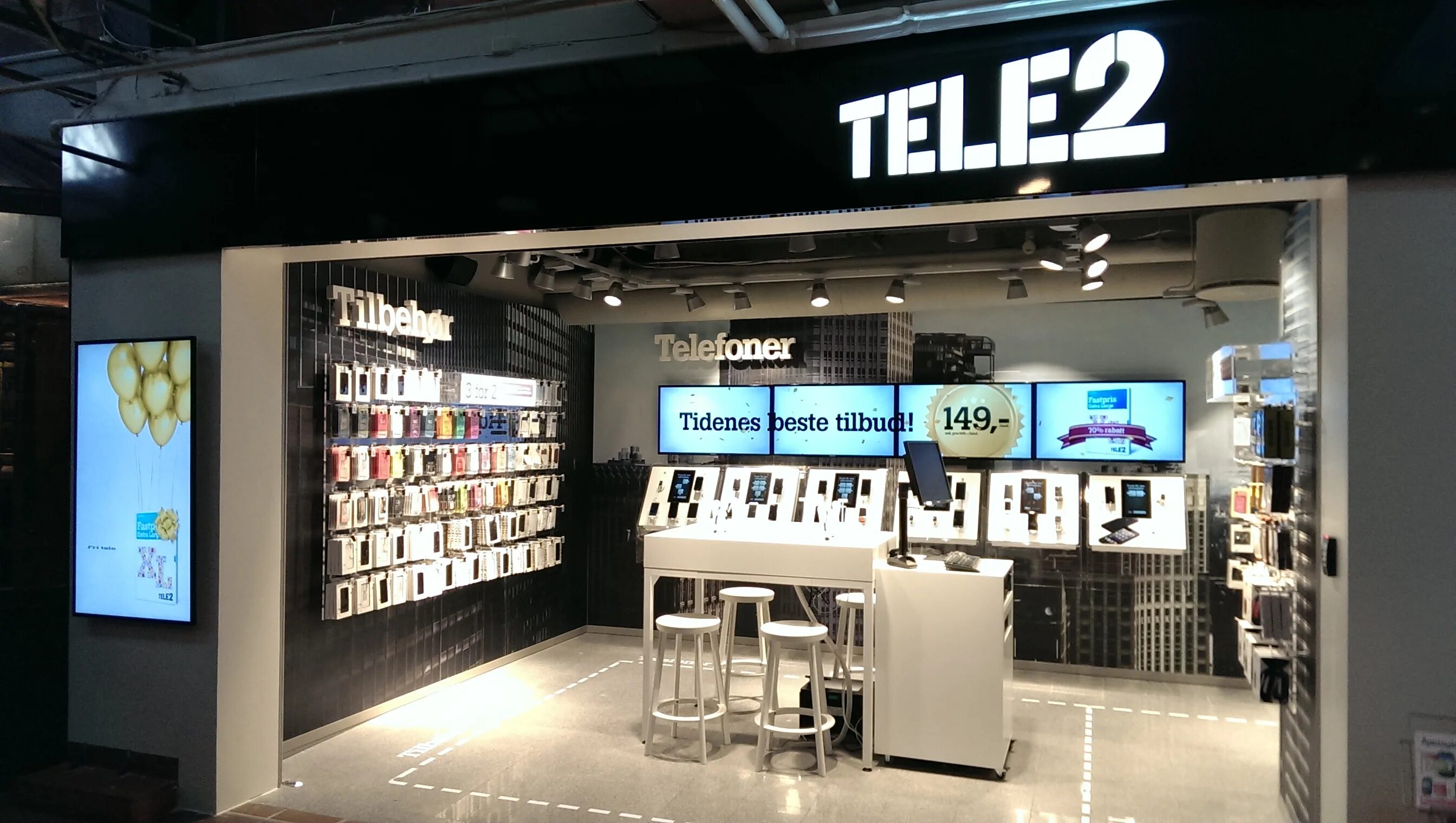 Главный телефон теле2. Tele2 магазин. Салон связи теле2. Витрина теле2. Теле2 фото.