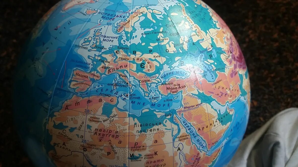 Глобус со странами. Россия на глобусе. Северная Европа на глобусе. Цвета на глобусе.