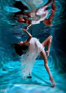 Поза в воде