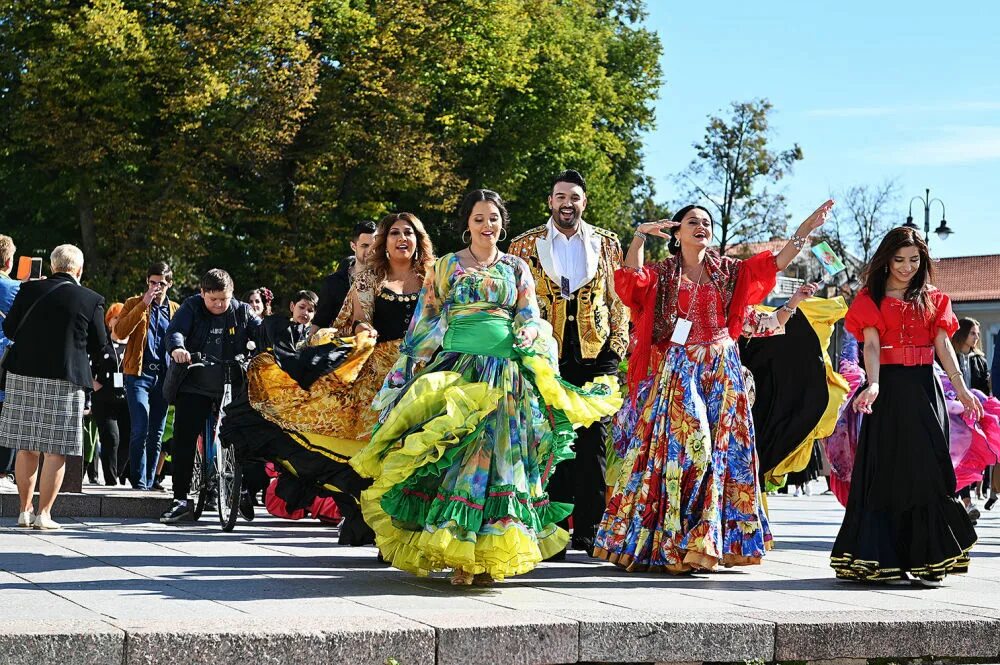 фестиваль цыганской культуры. культурные цыгане. цыгане в абу даби. культурные цыгане. культурные цыгане.