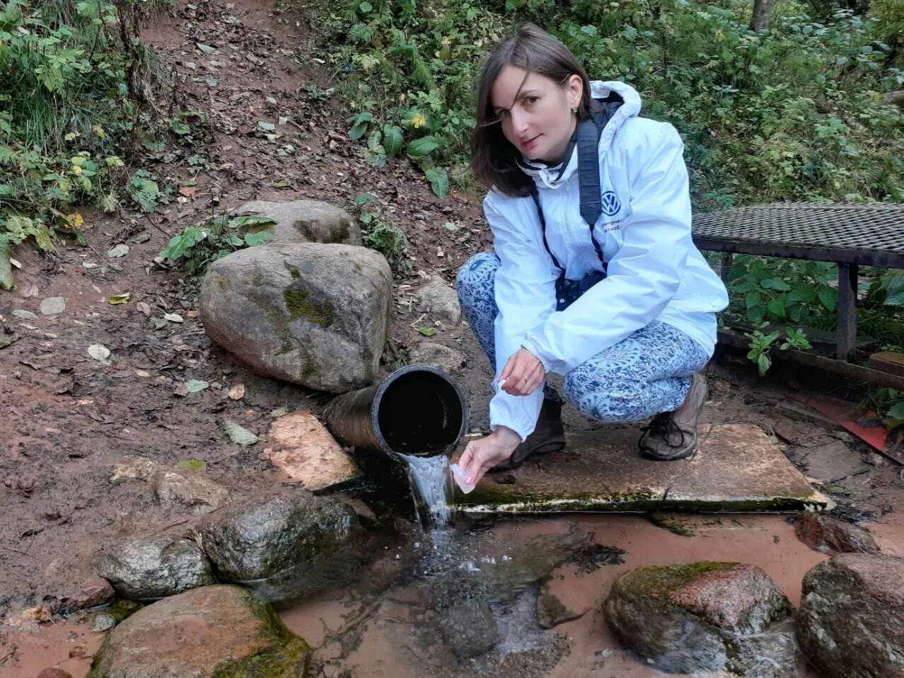 Выпив родниковой воды усталые путники. Протасовка Гатчинский район Родник. Вода Родник. Человек у родника. Набирают воду из родника.