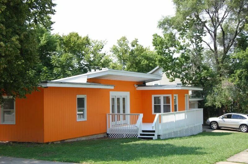 Оранжевый деревянный дом. Оранжевый деревянный дом. Дачный домик оранжевого цвета. Оранжевый дом. Деревянный дом оранжевого цвета.