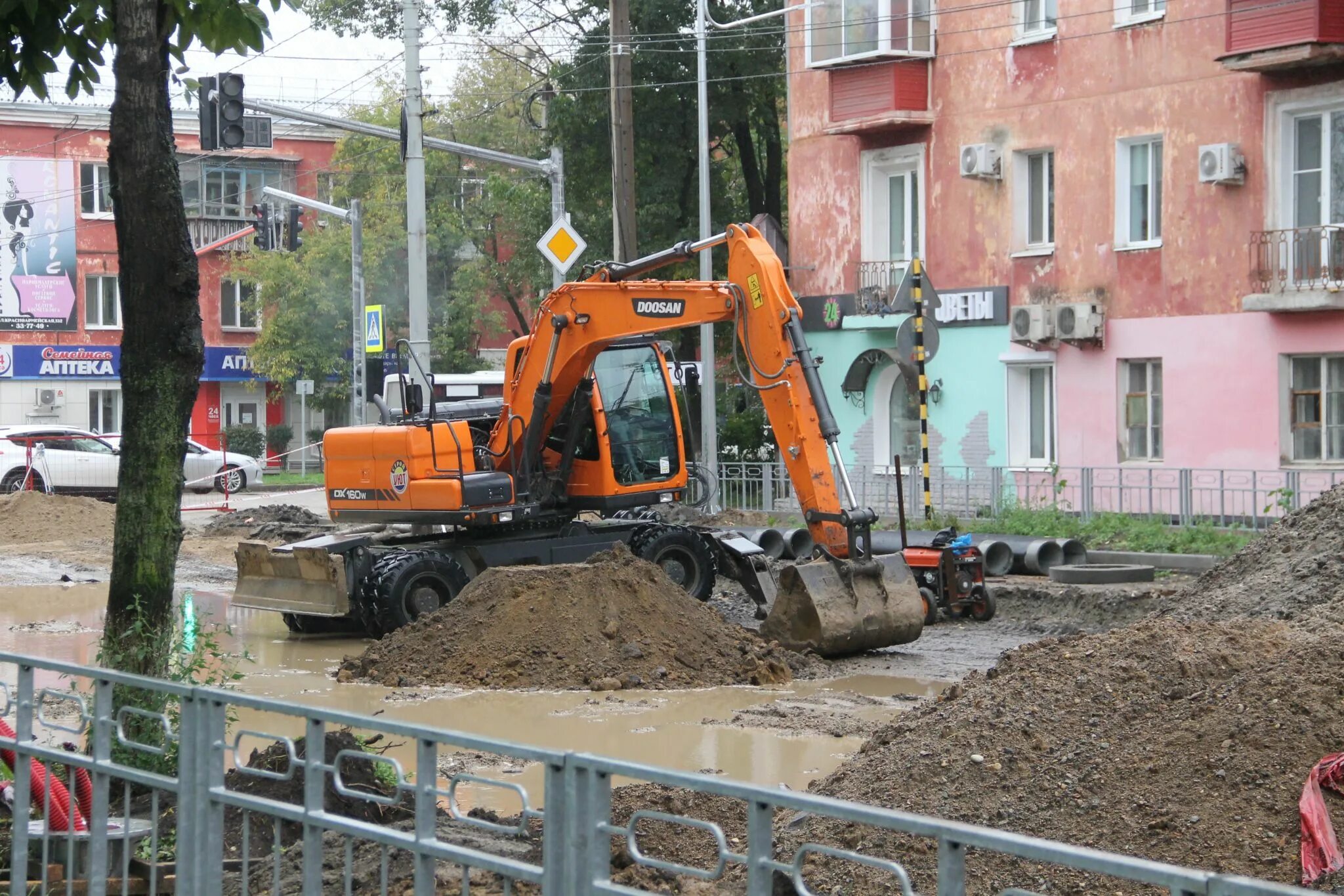 Экскаваторы благовещенске. Экскаватор копает теплосеть. Копка теплотрассы. Экскаватор копает асфальт. Теплосеть копают.