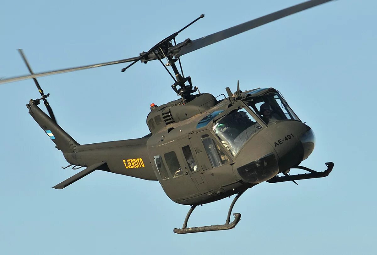 Bell uh1 вертолет. Американский вертолет bell. Американский вертолет bell. Американский вертолет bell. Bell uh-1 ирокез.