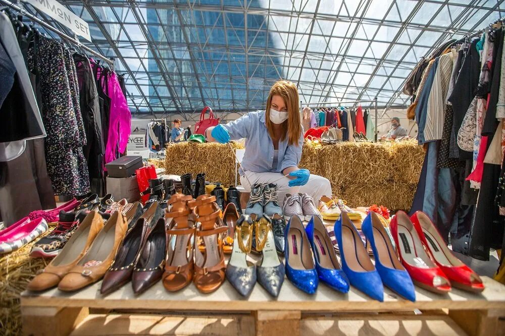 Магазин недорогой одежды. Продать одежду в москве. Детские одежды. Секонд хенд брендовые вещи. Магазин одежды рынок.