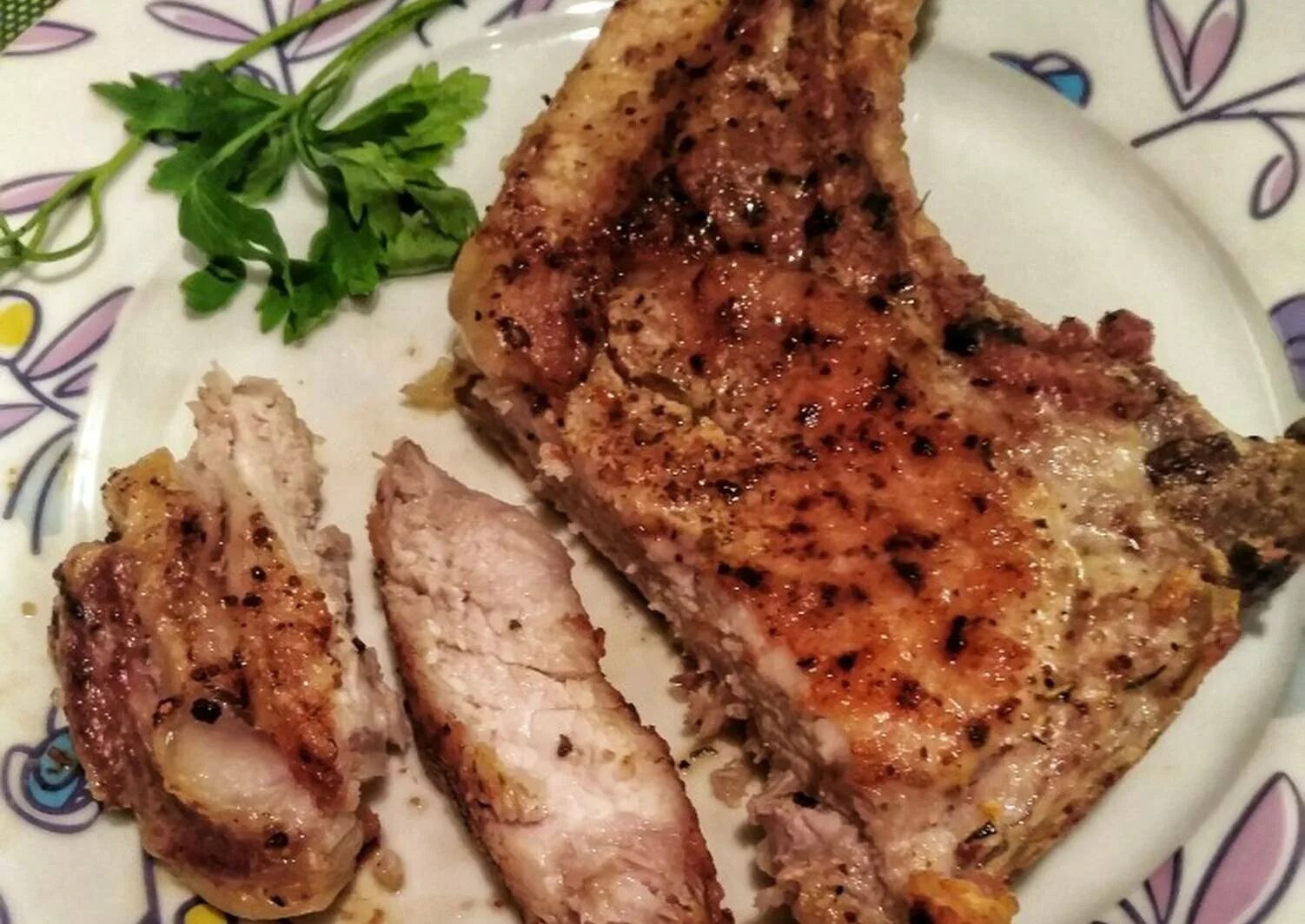 Как вкусно приготовить корейку из свинины. Свиная корейка стейк. корейка на кости в духовке. стейк из корейки на кости. стейк на косточке из свинины.