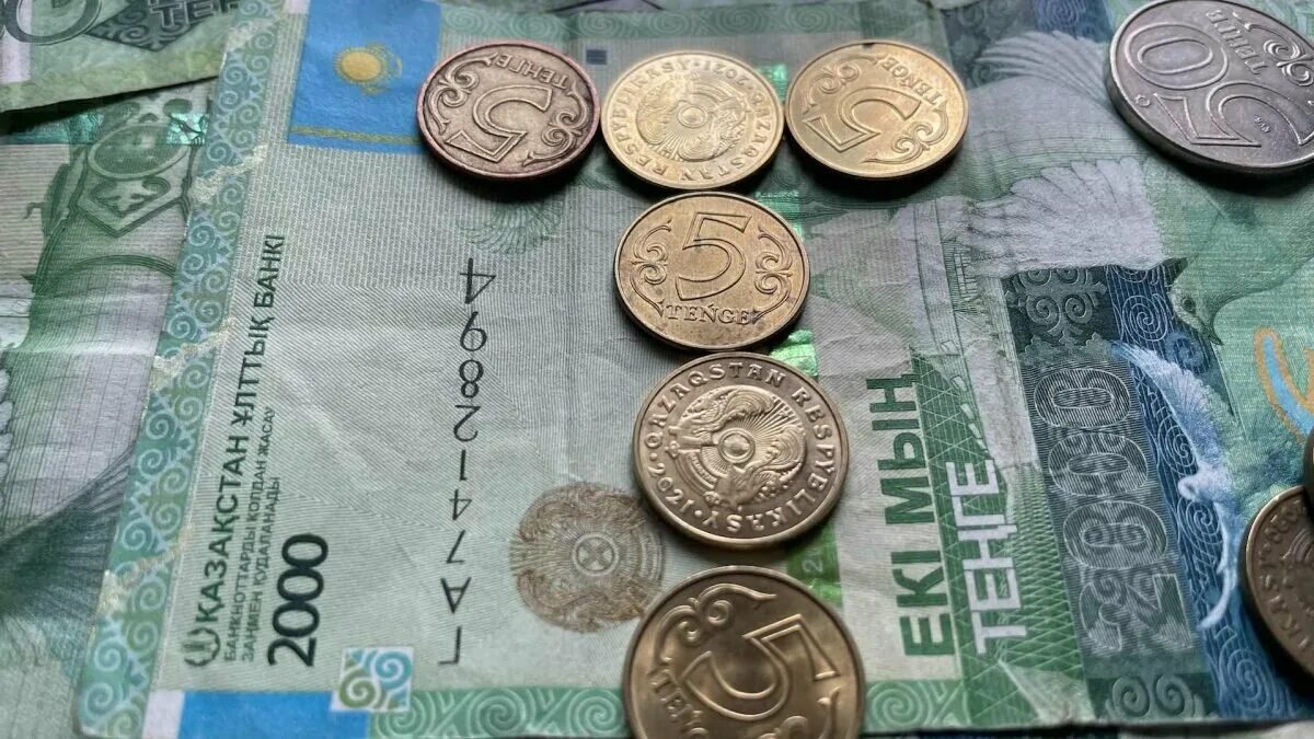 Тенге купюры. 9000000 тенге. Казахские деньги. Тенге. 50 тенге монета.