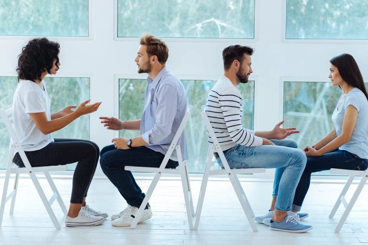 Смех мужчина и женщина. Общение мужчины и женщины. Нетворкинг для женщин. Встреча двух людей. Обнимашки людей.